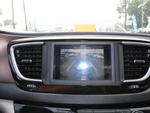 Used 2020 Chrysler Voyager LX FWD image 17