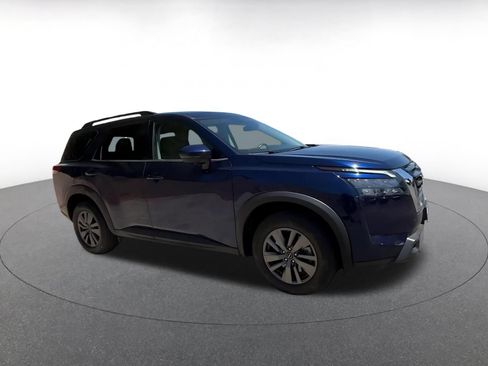Used 2025 Nissan Pathfinder SV FWD image 2
