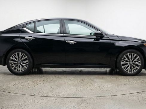 Used 2025 Nissan Altima 2.5 SV FWD image 11