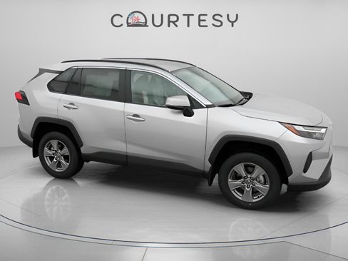 Used 2025 Toyota RAV4 XLE FWD image 15