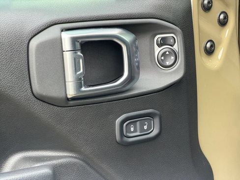 Used 2025 Jeep Wrangler Sport AWD/4WD image 21
