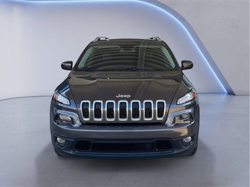 Used 2018 Jeep Cherokee Latitude Plus FWD image 2