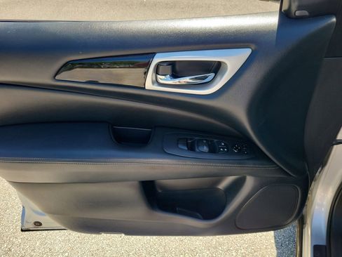 Used 2019 Nissan Pathfinder SV image 13