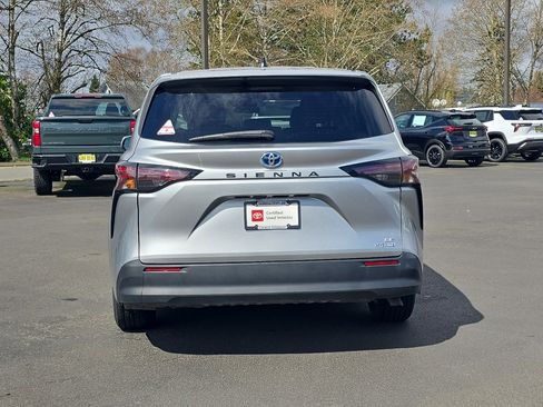 Certified 2024 Toyota Sienna LE FWD image 8