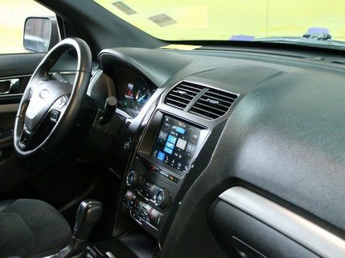 Used 2019 Ford Explorer XLT w/ XLT Sport Appearance Package image 10