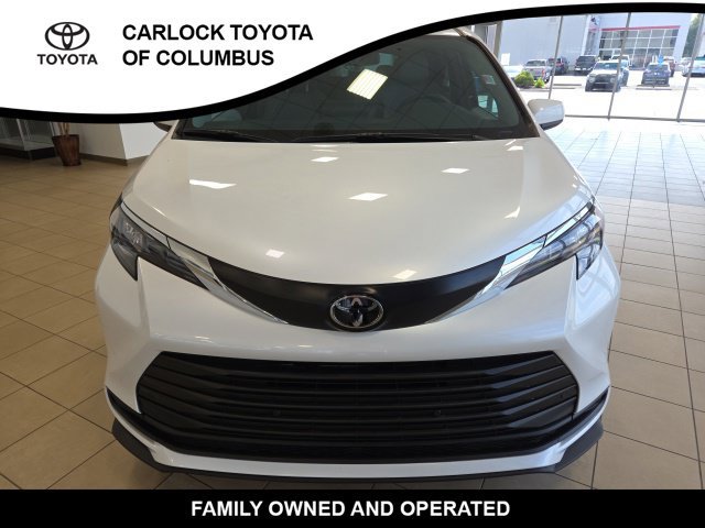Used 2026 Toyota Sienna XLE FWD image 5