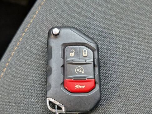 Used 2025 Jeep Wrangler Unlimited Sahara image 28