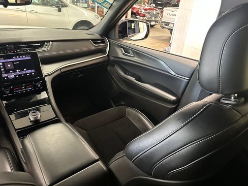 Certified 2023 Jeep Grand Cherokee Altitude AWD/4WD image 13
