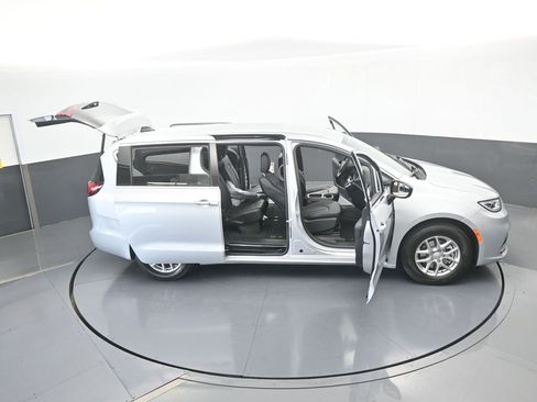 New 2026 Chrysler Pacifica Select image 67
