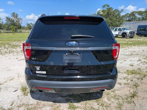 Used 2017 Ford Explorer XLT w/ Equipment Group 202A FWD image 5