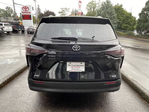 Certified 2026 Toyota Sienna XLE FWD image 7