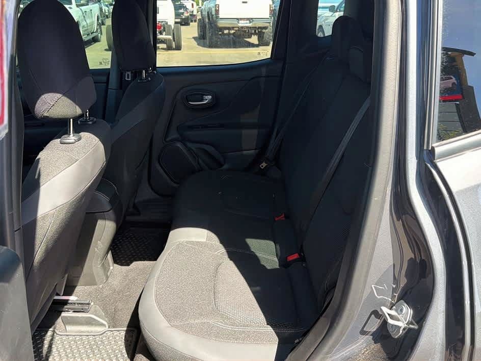 Used 2023 Jeep Renegade Altitude AWD/4WD image 18