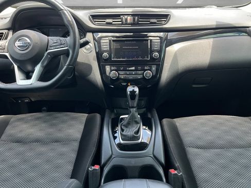 Used 2021 Nissan Rogue Sport SV FWD image 3