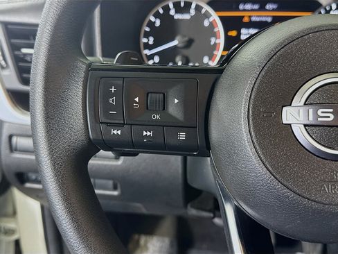 Used 2023 Nissan Rogue SV image 14