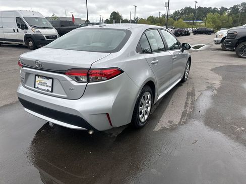 Used 2022 Toyota Corolla LE image 3