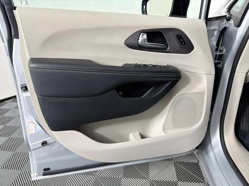 Used 2024 Chrysler Pacifica Limited FWD image 18