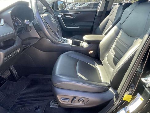 Used 2022 Toyota RAV4 XLE Premium image 14