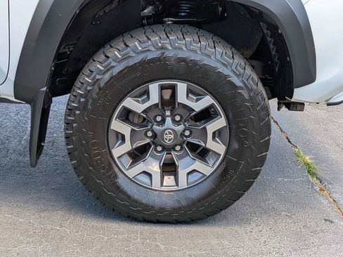 Used 2018 Toyota Tacoma TRD Off-Road AWD/4WD image 13