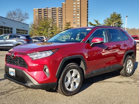 Used 2021 Toyota RAV4 XLE image 1