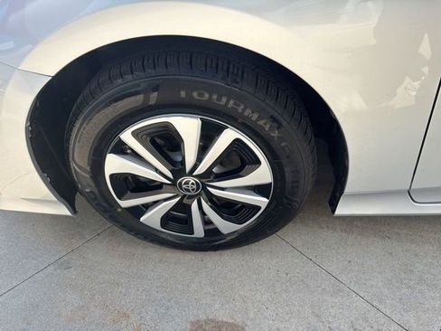 Used 2018 Toyota Prius Prime Premium image 12