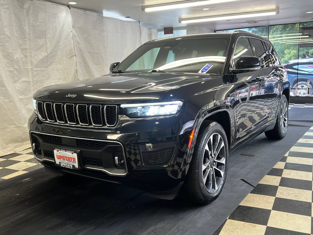 Used 2023 Jeep Grand Cherokee Overland AWD/4WD image 3