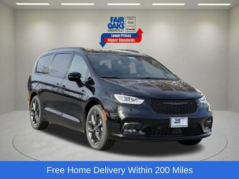 New 2026 Chrysler Pacifica Select w/ S Appearance Package image 1