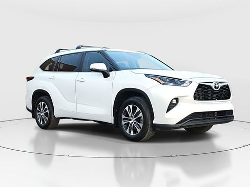 Certified 2024 Toyota Highlander XLE AWD/4WD image 3