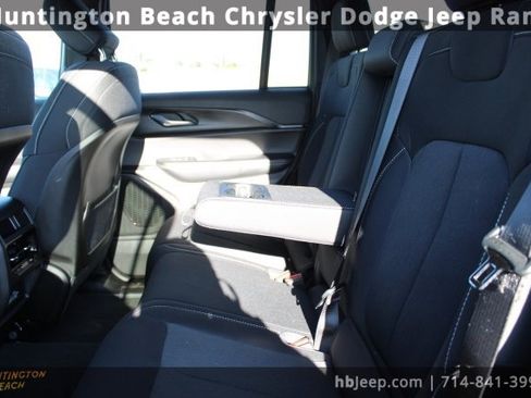 Used 2025 Jeep Grand Cherokee Laredo X image 35