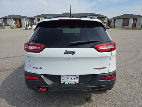 Used 2016 Jeep Cherokee Trailhawk w/ Comfort/Convenience Group AWD/4WD image 12