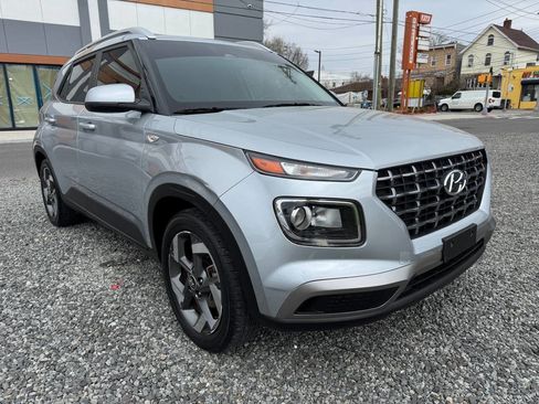 Used 2023 Hyundai Venue SEL image 3