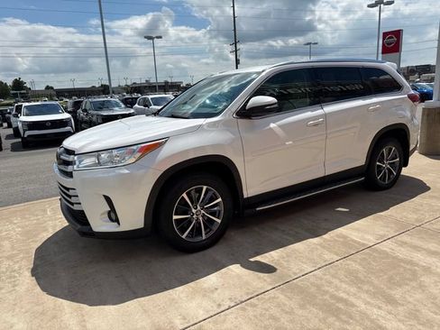 Used 2019 Toyota Highlander XLE AWD/4WD image 1
