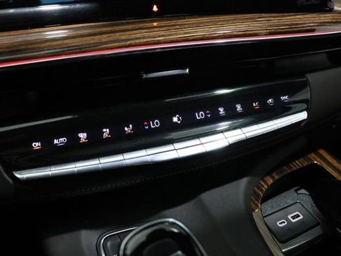 Used 2023 Cadillac Escalade Premium Luxury AWD/4WD image 29