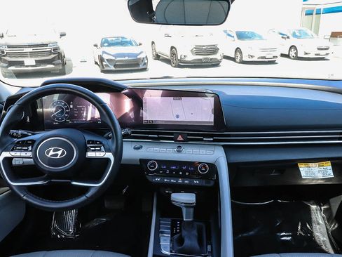 Used 2025 Hyundai Elantra Limited FWD image 17