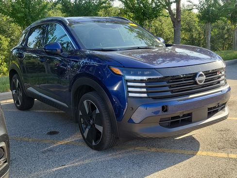 Used 2025 Nissan Kicks SR FWD image 2