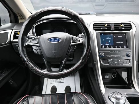 Used 2019 Ford Fusion SE FWD image 13
