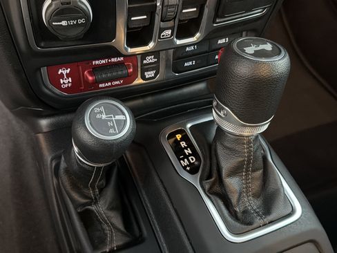 Used 2025 Jeep Wrangler Unlimited Rubicon image 32