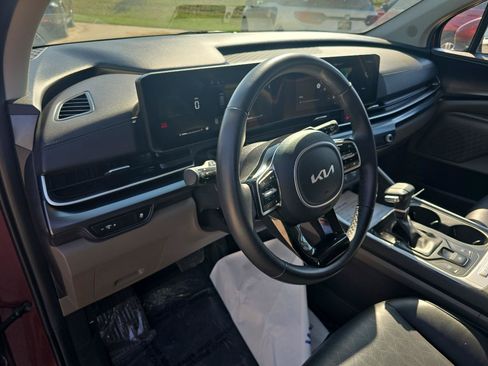 Used 2025 Kia Carnival FWD image 24