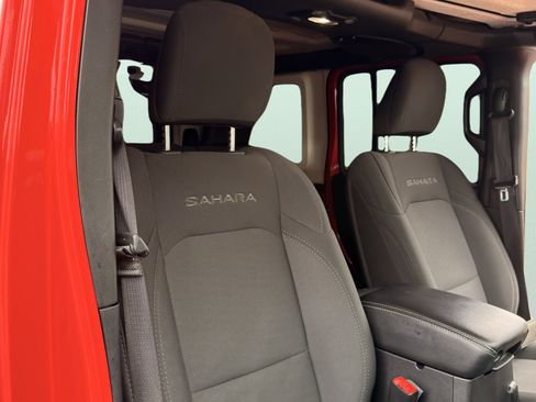 Used 2018 Jeep Wrangler Unlimited Sahara w/ Uconnect 4C Nav & Sound Group AWD/4WD image 36