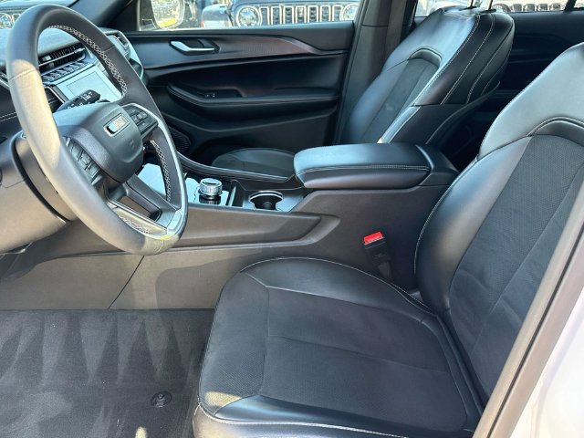 Used 2024 Jeep Grand Cherokee Altitude AWD/4WD image 16