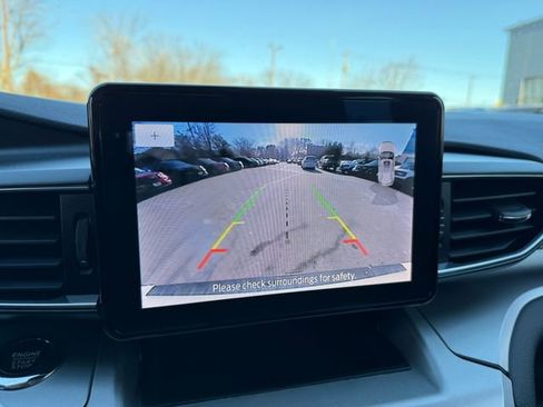 Used 2022 Ford Explorer XLT w/ Equipment Group 202A image 10