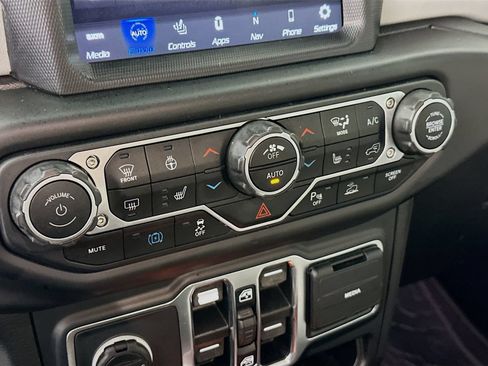 Used 2021 Jeep Wrangler Unlimited Sahara AWD/4WD image 16