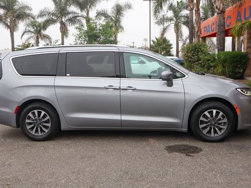 Used 2021 Chrysler Pacifica Touring-L FWD image 10