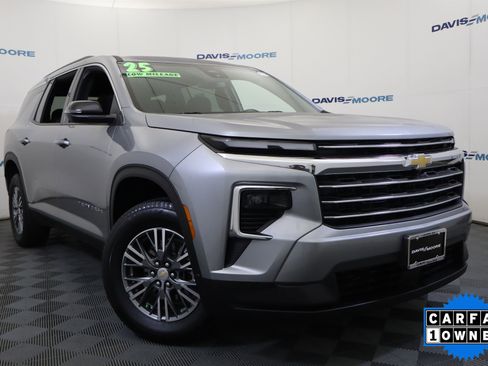Used 2025 Chevrolet Traverse LT image 2