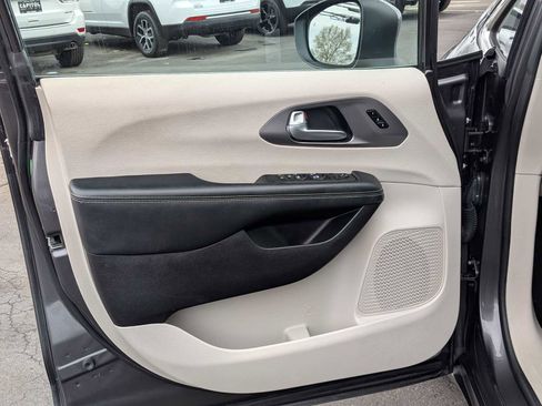 Used 2023 Chrysler Pacifica Touring-L FWD image 7