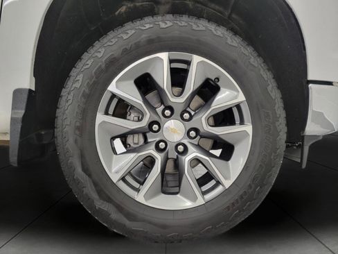 Used 2024 Chevrolet Silverado 1500 LT AWD/4WD image 3
