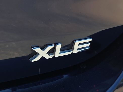 Used 2021 Toyota Highlander XLE image 17