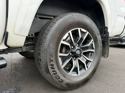 Used 2021 Toyota Tacoma TRD Sport w/ Technology Package image 29