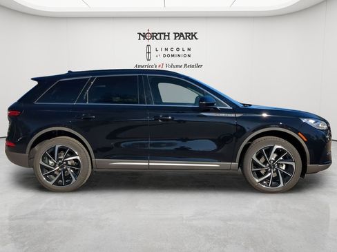 New 2026 Lincoln Corsair Reserve FWD image 2