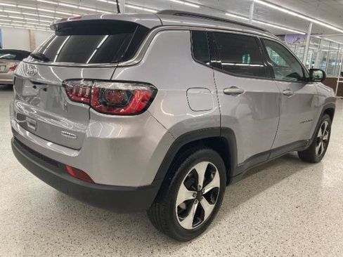Used 2017 Jeep Compass Latitude w/ Cold Weather Group FWD image 5