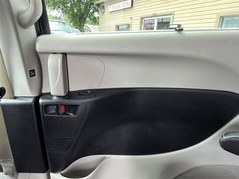 Used 2024 Chrysler Pacifica Touring-L FWD image 20